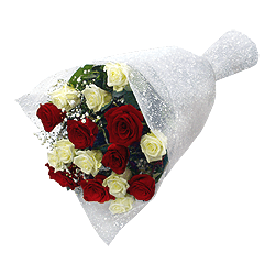 Букет из красных и белых роз (80 см.) украшенный гипсофилой
