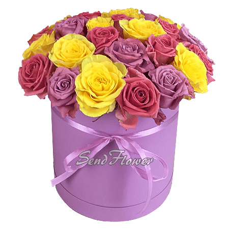 Разноцветные розы в шляпной коробке