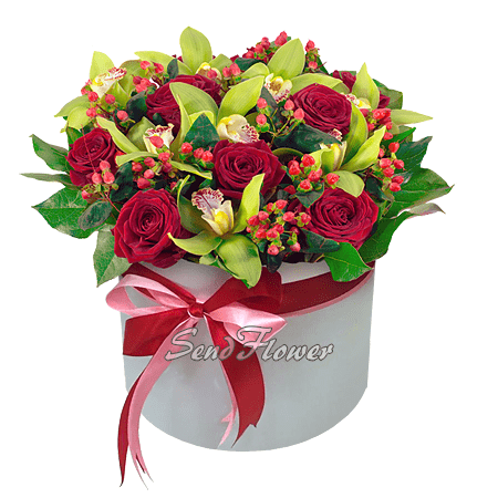 Розы с орхидеями в шляпной коробке