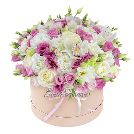 Roses avec orchidées et lisianthus dans une boîte à chapeau