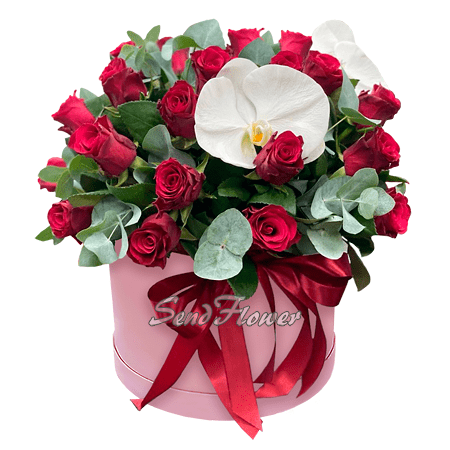 Rote Rosen und Orchideen in einer Box