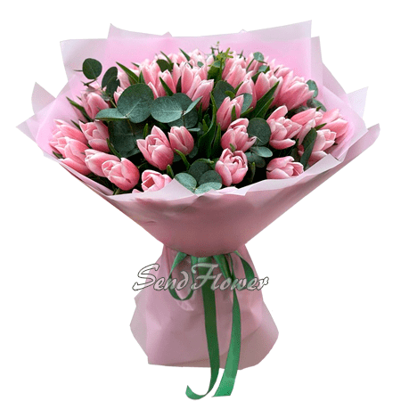 Букет из розовых тюльпанов с эвкалиптом